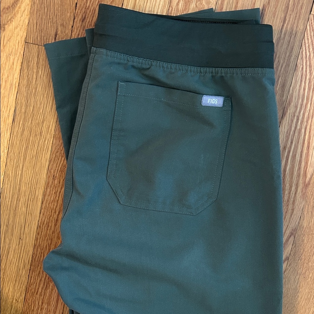 Figs Olive Livingston scrub pants and matching scrub top - Picture 3 of 4